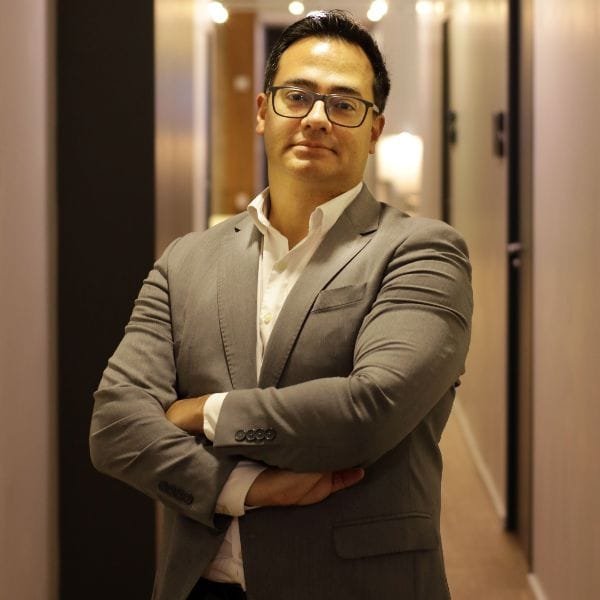 Dr. Luiz Takano em retrato no corredor do hospital.